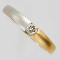 Ring, briljantslipad diamant ca 0,14ct, ca Wesselton(H)/P1, Ø17½, bredd: 2,5-3,5mm, vitguld/rödguld, 18K. Vikt: 3,5 g