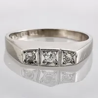 Ring, 18K vitguld, Diamanter 3 x 0,02ct - graverad 0,06 på insidan av skenan, Ceson Guldvaru Ab (K&EC), Ø16,0 mm, bredd 2-4 mm Vikt: 2,6 g