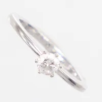 Ring, diamant 1 x ca 0,20ct W/SI enligt gravyr, vitguld, stl 14¾, bredd ca 2-5mm, gravyr18K  Vikt: 2,3 g