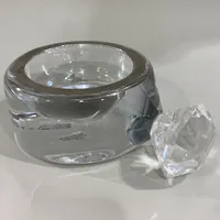 Konstglas skål Kosta Boda, design Åsa Jungnelius, diamantring, Ø11cm, nummer 7051002, slitage på dekor, litet nagg på diamantdekoren, slitet skick dock inga skador.  Vikt: 0 g