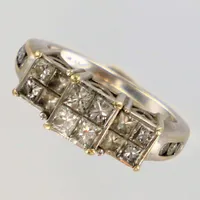 Ring vitguld med prinsesslipade diamanter 4xca 0,15ct, 8xca 0,10ct, samt 6xca 0,03ct, 2xca 0,01ct briljantslipade, en sten skadad, Piqué, stl 17½, gravyr. 14K  Vikt: 6,4 g