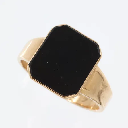 Klackring svart sten troligtvis onyx,  Guldvaruhuset Aktiebolag Stockholm 1949, stl 21¼mm, bredd skena 3,7mm, 18K Vikt: 8,5 g