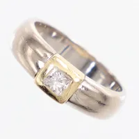 Ring med prinsesslipad diamant ca 1x 0,25ct, tvåtonad, stl 17½, bredd ca 6mm, 18K  Vikt: 8,3 g