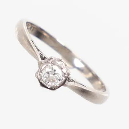 Ring vitguld med diamant 1 x ca 0,12ct, stl 16¾, bredd ca 2-5mm, repig, 18K Vikt: 1,9 g