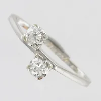 Ring med diamanter ca 2x0,35ct, ca W(H)/SI, triangelformad skena, gravyr, stl 16½, 18K vitguld Vikt: 2,7 g