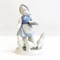 Figurin Bavaria, Flicka med höns, 18cm,  Vikt: 0 g