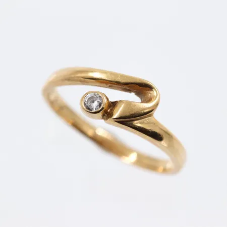 Ring med liten sten, stl 17mm, bredd 1,9-6,5mm,  18K  Vikt: 2,4 g