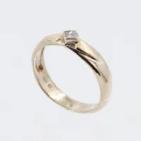 Ring med diamant , stl 16½mm, bredd 3,4 mm, 18K Vikt: 3,2 g