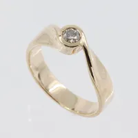 Ring med diamant 0,15ct, stl 16½mm, bredd 3,8mm, 14K Vikt: 3,9 g