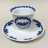 Äggkopp, bemålad dekor i blått av blomster, svanar och årtal, 1987, Royal Tettau, Bavaria, Tyskland, Tolfte utgåvan, upplaga 200st, Tettau Atelier, höjd ca 6cm, porslin, originalask Vikt: 0 g