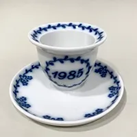 Äggkopp, bemålad dekor i blått av blomster, hundar och årtal, 1985, Royal Tettau, Bavaria, Tyskland, Tionde utgåvan, upplaga 400st, Tettau Atelier, höjd ca 6cm, porslin, originalask Vikt: 0 g