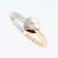 Ring med diamant ca 0,05ct, stämplat GFAB, stl 17¼mm, bredd 1,7-6,7mm, 18k röd och vitguld Vikt: 1,9 g