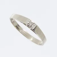 Ring med diamant 0,02ct, stl 18¼mm, bredd 2,3mm, 18K vitguld Vikt: 1,9 g