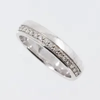 Ring med diamanter 15st totalt 0,15ct WSI, stämplad GHA, stl 17mm, bredd 4,4mm, 18K vitguld Vikt: 6 g