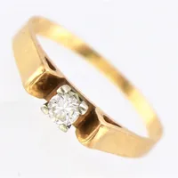 Ring med diamant 0,16ct, kvalitet I-J/VS, stl:18, bredd 1,5 - 3,2mm, Gustaf Dahlgren, Malmö, diamant med mindre nagg i anslutning till ena klon, 18K  Vikt: 2,5 g