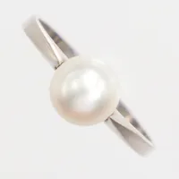 Ring med pärla, stl 17½, bredd ca 1,5-7mm, vitguld, 18K  Vikt: 2,2 g