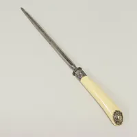 Bestick/serveringsspett med handtag i ben samt utsmyckade detaljer i metall, tidigt 1900-tal, spettet märkt Cast Steel, total längd 33cm. Vikt: 0 g
