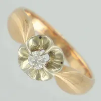 Ring med diamant 1x ca0,15ct, stl 17¾, bredd ca 3-8mm, tvåfärgad, gravyr. 14K  Vikt: 4,7 g