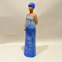 Figurin Kvinna med barn , Lisa Larson för Gustavsberg, K-Studior, höjd ca 47cm, smärre nagg på en axel, stengods. Vikt: 0 g Skickas med postpaket.