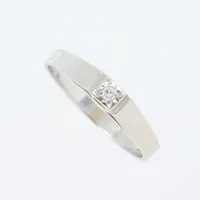 Ring vitguld med diamant ca 0,02ct, stl  15 2/3 mm, bredd ca 2,3-3,1 mm, 18K Vikt: 1,7 g