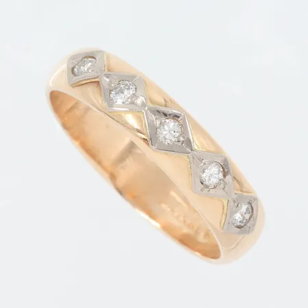 Ring med 5 st diamanter totalt  0,15 ct, stl 17 mm, bredd: ca 4,30 mm, Alton Produktion Ab, Falköping 1989, 18K Vikt: 4 g