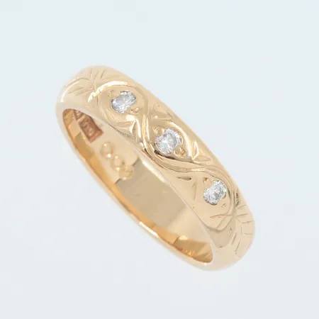 Ring med 3 st diamanter totalt 0,09 ct , stl 16 mm, bredd: ca 4 mm, Alton Produktion Ab, falköping 1995, 18K Vikt: 4,3 g