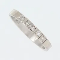 Ring vitguld med små diamanter enligt gravyr 0,04ct, stl  17½ mm, bredd ca 2,6 mm, Örneus Guldsmeds Ab O Älvsjö 1980, 18K Vikt: 2,6 g