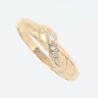 Ring  med diamanter 3 X 0,01 ct, stl 16¾ mm, bredd ca 1,9-4,2 mm, 18K Vikt: 1,7 g