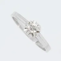 Ring  vitguld med diamant ca 0,01ct, stl 17 mm, bredd ca 1,8-5,6 mm, 18K Vikt: 1,9 g