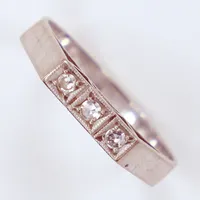Ring, diamanter 3 x ca 0,03ct, stl 17¼, bredd ca 3mm, skev, vitguld, 18K Vikt: 3 g