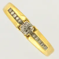 Ring med diamanter 4xca 0,03ct prinsesslipade samt 10xca 0,01ct, stl 17, bredd ca 1,5-4,5mm, GHA. 18K  Vikt: 3,7 g