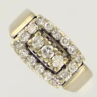 Ring med diamanter 3xca 0,05ct samt 16xca 0,02-0,03ct totalt 0,64ct enligt gravyr, stl 16¼, bredd ca 3-9mm, vitguld. 18K Vikt: 6,4 g