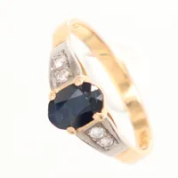 Ring med blå sten samt diamanter 4xca 0,02ct, stl 16¾, bredd: 2-7mm, tvåfärgad, nagg på blå sten, 18K  Vikt: 3,1 g
