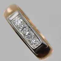 Ring med diamanter 0,27ctv enligt gravyr, enligt gravyr Top Wesselton VS, stl 18¼, bredd 5 mm, diamanterna infattade i vitguld detalj, gravyr, 18K. Vikt: 5,3 g