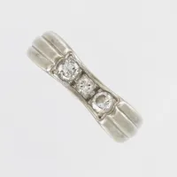 Ring vitguld med diamanter ca 2x0,10ct, 1x0,05ct, stl: 16¼, bredd: ca 0,5cm, gravyr, Hellström & Åhrling Ab, 1967, 18K Vikt: 5,3 g