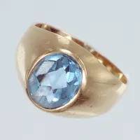 Ring, stl 17½, med blå sten, bredd 3,4-12,5mm, 18K Vikt: 4,3 g