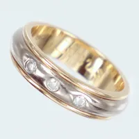 Ring stl 15¼, bredd 4,4mm, diamanter 3x ca 0,02ct, gulguld, vitguld, 18K Vikt: 5 g