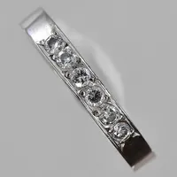 Ring med diamanter 0,24 ctv enligt gravyr, stl 18½, bredd 3 mm, graverad, vitguld, 18K. Vikt: 4,2 g