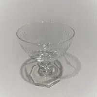 Sju starkvinsglas på fot med graverad dekor av festonger, ca 7cm, klarglas Vikt: 0 g Skickas med postpaket.