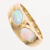 Ring med Opaler stenar, stl 17¼, bredd ca 3-6mm, repig, något skadad sten vid insidan, 18K Vikt: 5,5 g
