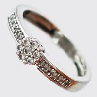 Ring med briljantslipade diamanter, totalt 0,15ct enligt, kvalitet ca W(H)/SI, stl: 15½, tillverkad av Guldfynd AB, 18K vitguld  Vikt: 2,7 g