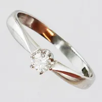 Ring vitguld med diamant 0,18ct (enligt gravyr), stl:16½. 18K vitguld Vikt: 2,5 g