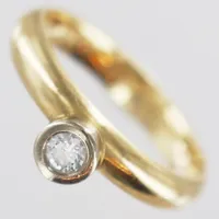Ring med diamant enligt gravyr 0,13ct, ca TW (H)/SI, stl 17, bredd ca 3,4-6,2mm, gravyr, vitguld/gulguld 18K Vikt: 4,1 g