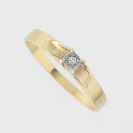 Ring med diamant ca 0,015ct, GFAB 1980, stl 18½mm, bredd skena 1,8mm, 18K  Vikt: 1,9 g