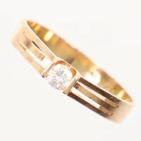 Ring med diamant 0,15ct enligt gravyr, stl 18¼, bredd 3,4mm, 18K Vikt: 2,2 g