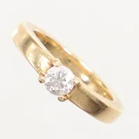 Ring med diamant 0,25ct WSi enligt gravyr, stl 15, bredd 4,2mm, gravyr, Guldfynd, 18K  Vikt: 4,9 g