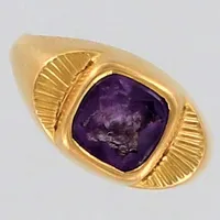 Ring, stl 17, bredd ca 3-10mm, lila sten. 18K  Vikt: 3,4 g
