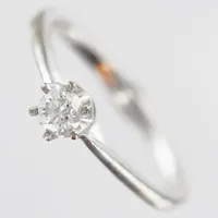 Ring med diamant 1x0,20ct W/P enligt gravyr, stl 17, bredd ca 1,8-4,4mm, kvalitetsintyg från Guldfynd, vitguld 18K Vikt: 2,9 g
