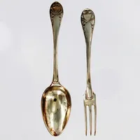 Sked samt gaffel, tillverkade av I Lindeberg, Stockholm 1827, längd på sked 18,4cm, längd på gaffel 17,4cm, monogramgravyr på undersida, bucklor på sked, silver Vikt: 64,7 g