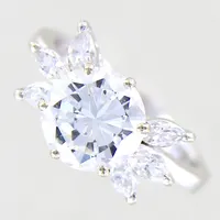 Ring med briljantslipad diamant ca 2,25ct, ca W-TCr(H-I)/VVS samt marquiseslipade diamanter 6 x ca. 0,10ct, Ø16½, bredd: 2,5-9mm, vitguld, 18K. Finns för visning på kontoret Östermalm, Storgatan 8, Stockholm. Vikt: 4,1 g